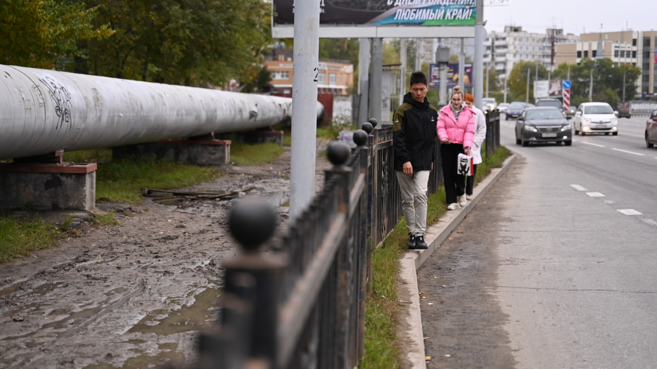 По трассе или грязи бредут горожане до крупнейшего ТЦ (ФОТО) — Новости  Хабаровска