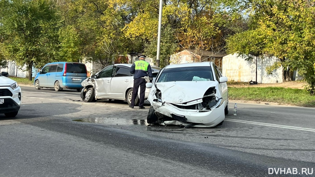 Один белый, другой серый: два Prius столкнулись на Демьяна Бедного (ФОТО) —  Новости Хабаровска