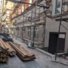 Часть строительных материалов лежит во дворе — newsvl.ru