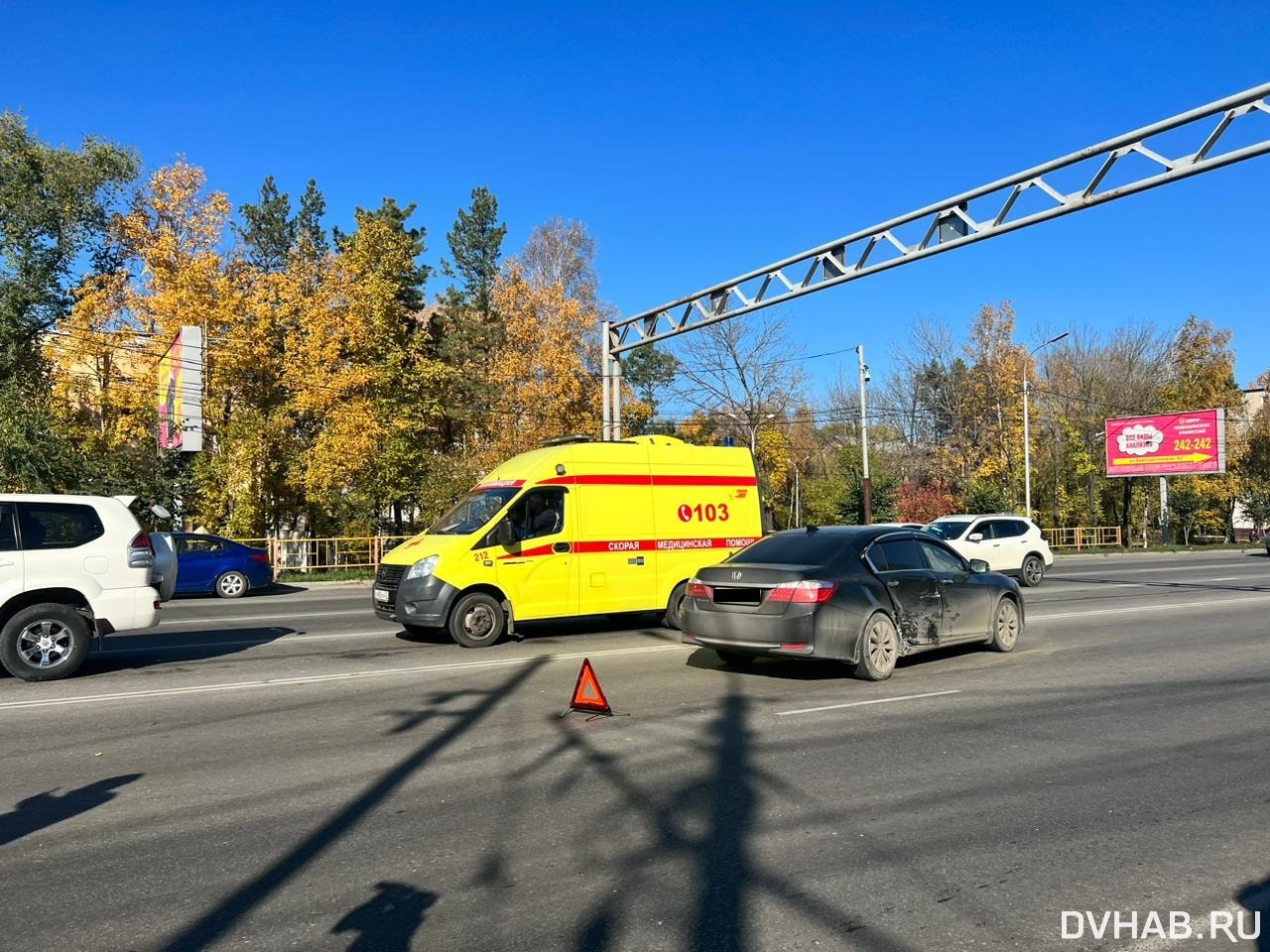 Хабаровчанка разбила машину своего парня на Краснореченской (ФОТО) —  Новости Хабаровска