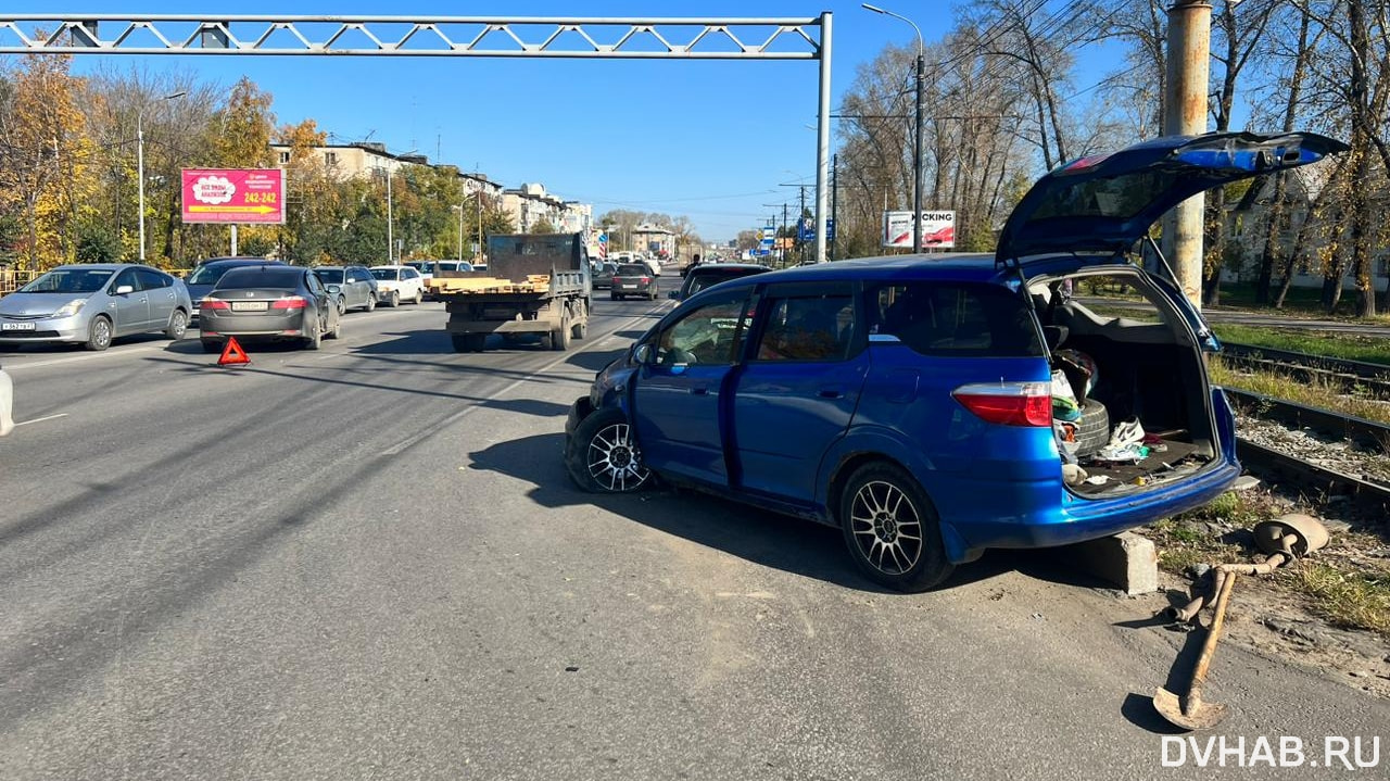 Хабаровчанка разбила машину своего парня на Краснореченской (ФОТО) —  Новости Хабаровска