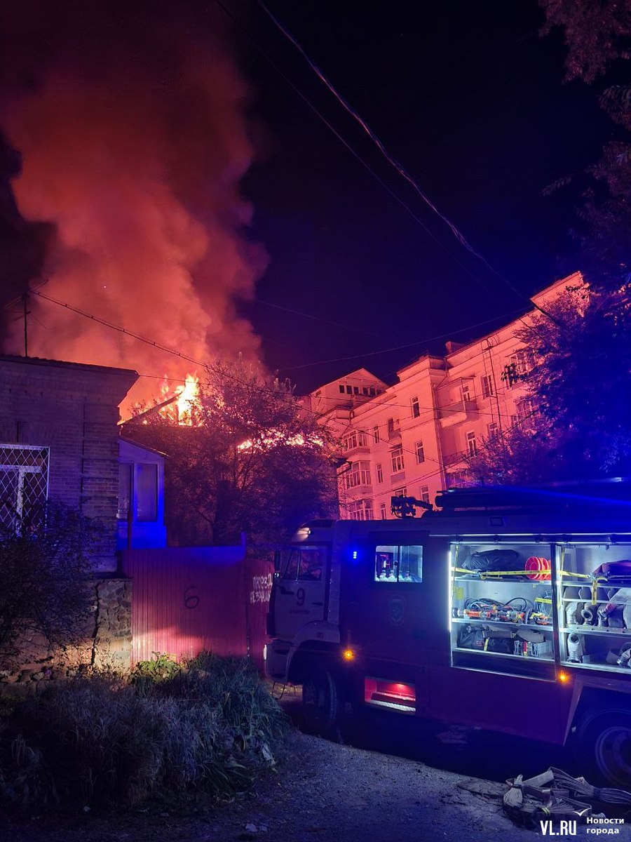 Во Владивостоке сильно выгорел многоквартирный дом со столетней историей  (ФОТО; ВИДЕО) – Новости Владивостока на VL.ru