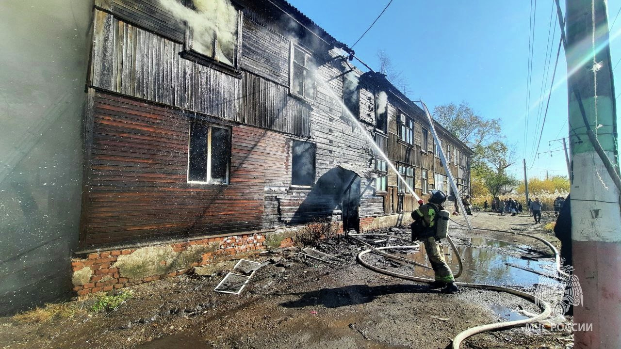 Барак загорелся на проспекте 60-летия Октября (ФОТО) — Новости Хабаровска