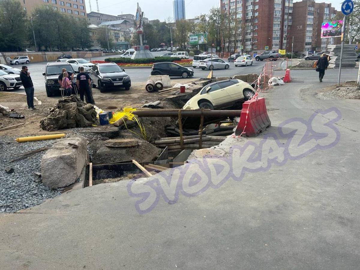 На Инструментальном заводе автомобиль упал в траншею тепловиков (ФОТО;  ВИДЕО) – Новости Владивостока на VL.ru