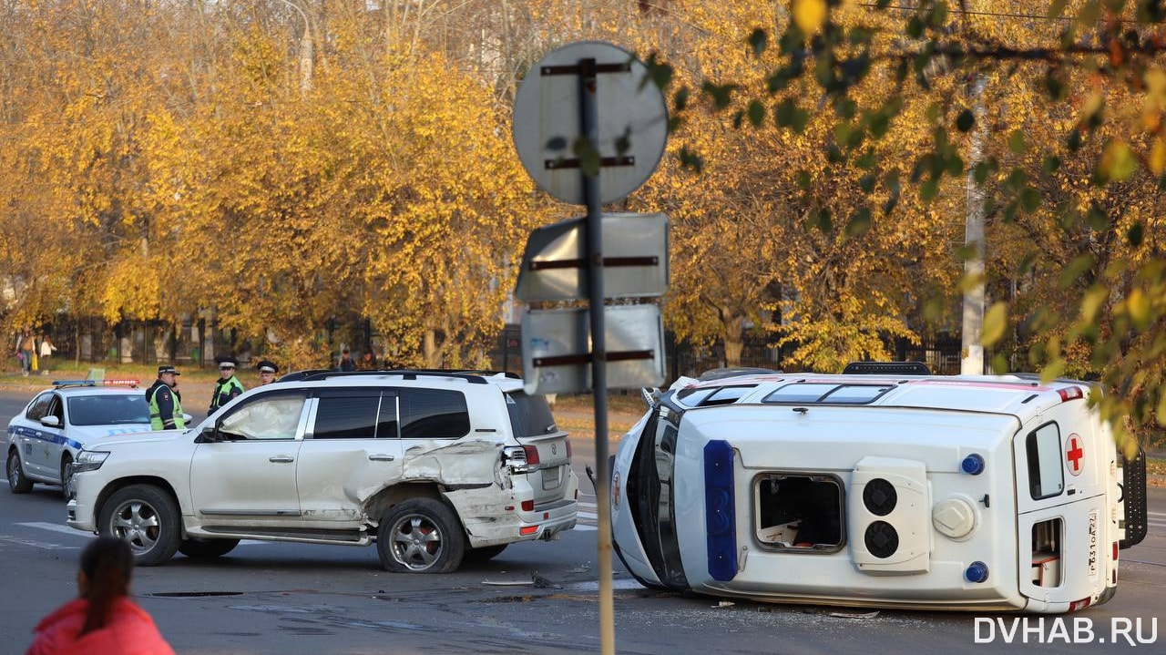 Land Cruiser не пропустил и снес скорую (ФОТО) — Новости Хабаровска