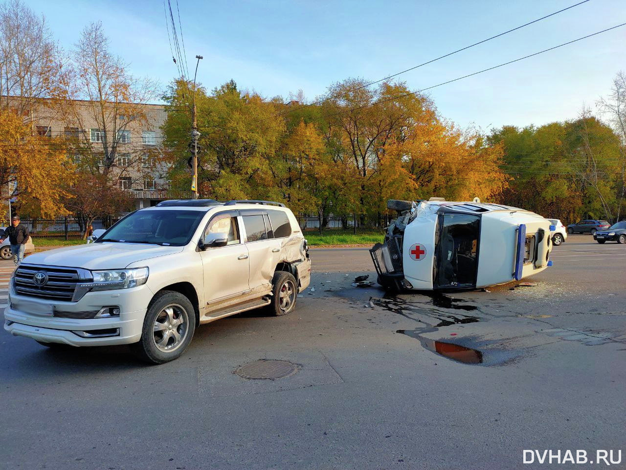 Land Cruiser не пропустил и снес скорую (ФОТО) — Новости Хабаровска