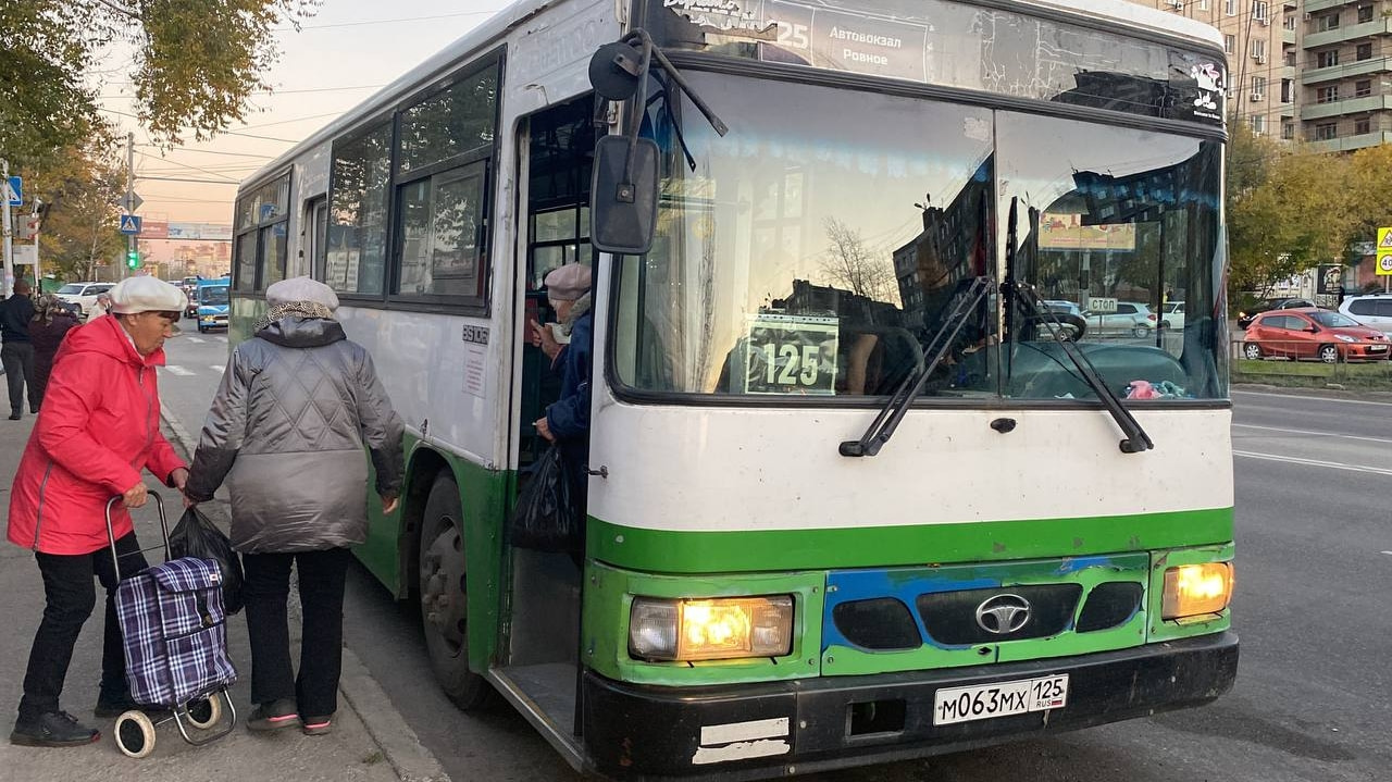 Дракой чуть не закончился прорыв в автобус (ВИДЕО) — Новости Хабаровска