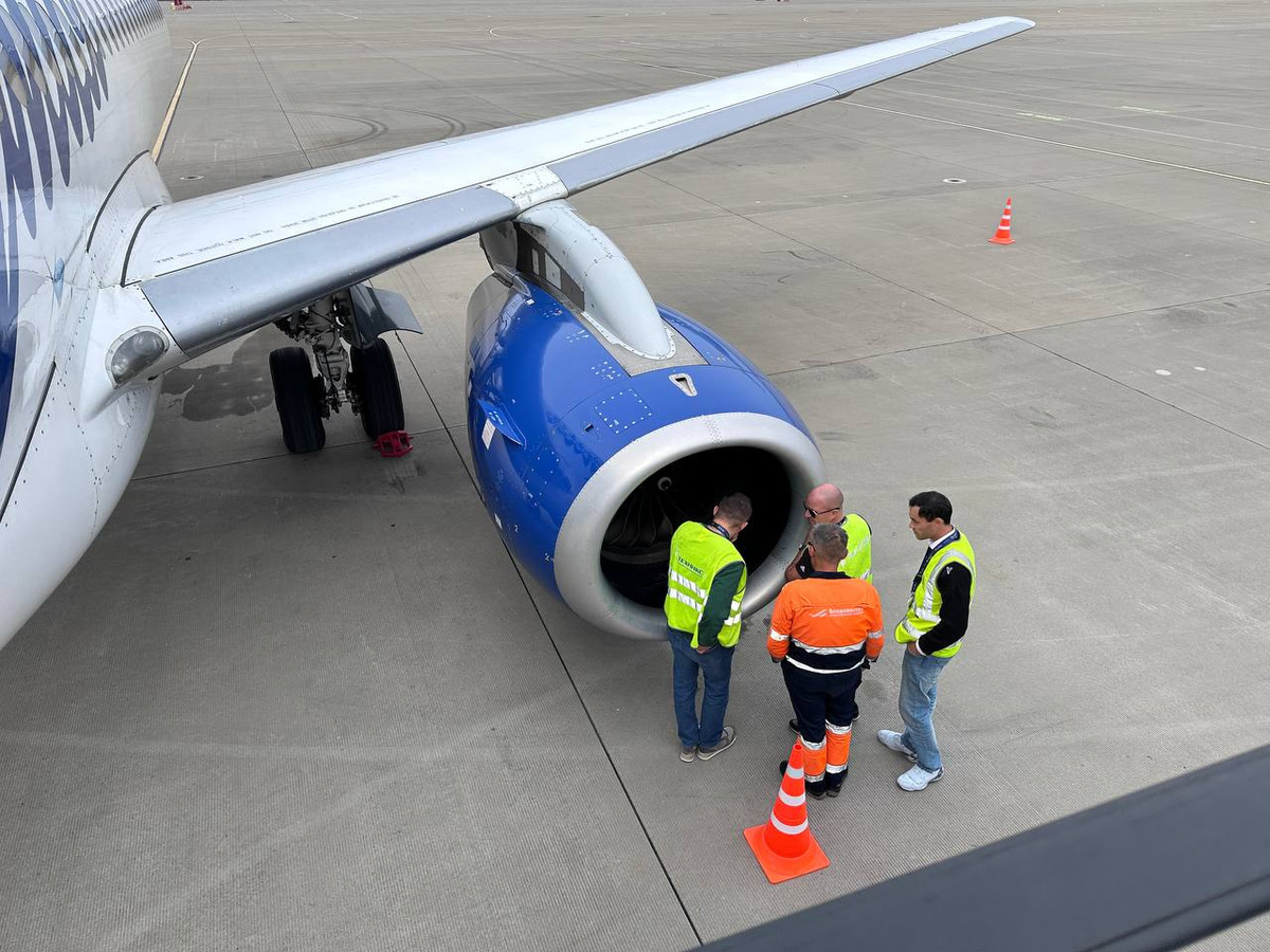 Один Sukhoi Superjet вернулся во Владивосток, второй вынужденно сел в  Хабаровске – в Читу пассажиров авиакомпании «Якутия» сегодня доставил  Boeing – Новости Владивостока на VL.ru