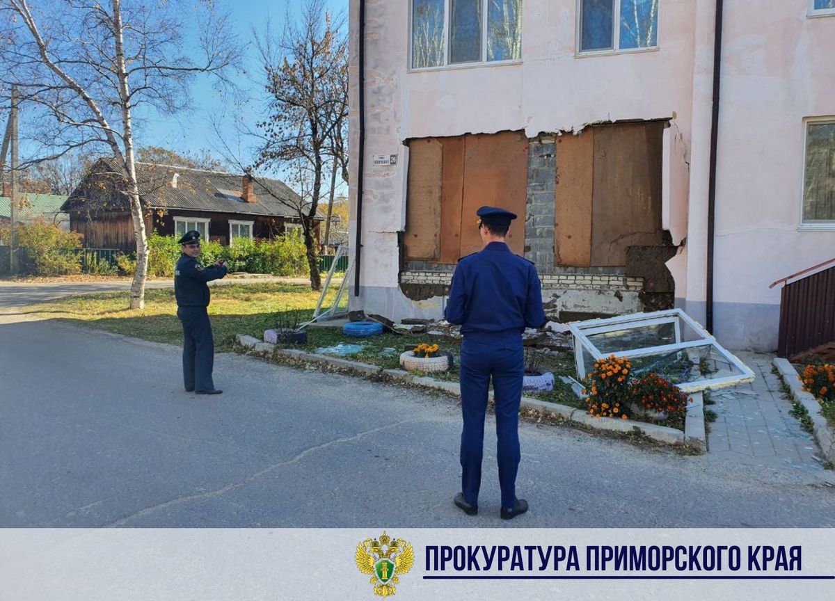 В Лазо из-за взрыва газового баллончика плиты обвалилась часть фасада дома  (ФОТО) – Новости Владивостока на VL.ru