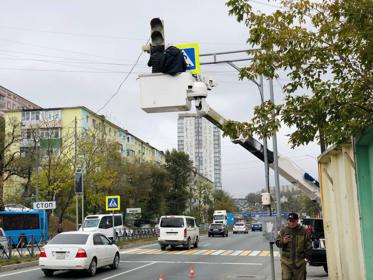 На Калинина у остановки «Радиоприбор» меняют светофоры – Новости  Владивостока на VL.ru