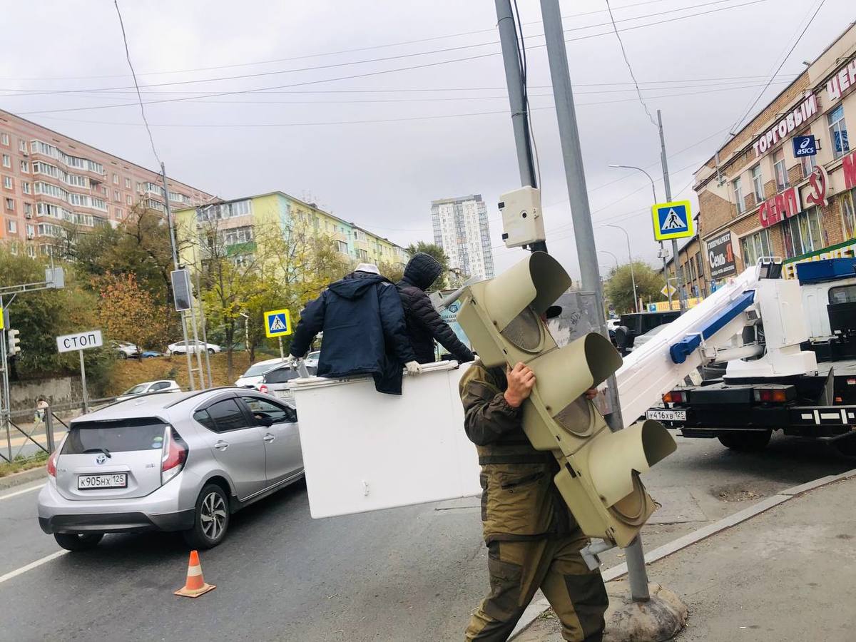 На Калинина у остановки «Радиоприбор» меняют светофоры – Новости  Владивостока на VL.ru