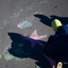 Дети рисовали мелом картины на асфальте — newsvl.ru