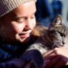 Дети стараются согреть животных, прижимая к себе — newsvl.ru