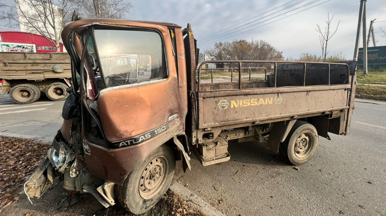 Снес Nissan Atlas невнимательный водитель на Малиновского (ФОТО) — Новости  Хабаровска