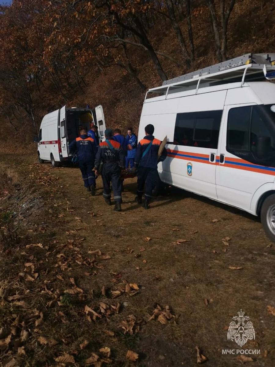 В Ливадии мужчина сорвался с 20-метровой скалы во время прогулки – его  госпитализировали – Новости Владивостока на VL.ru