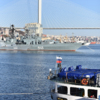 Гражданское судно и военный корабль на фоне Золотого моста — newsvl.ru