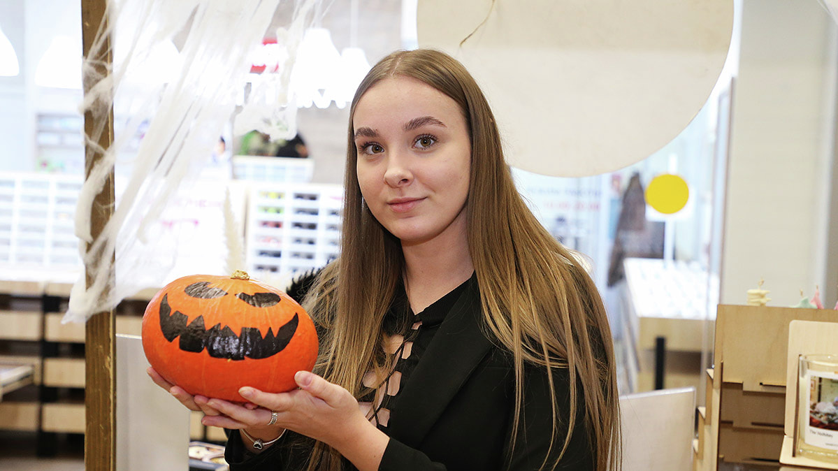 Ведьмы продают товары на «Абычном Halloween маркете» в Хабаровске (ФОТО;  ВИДЕО) — Новости Хабаровска