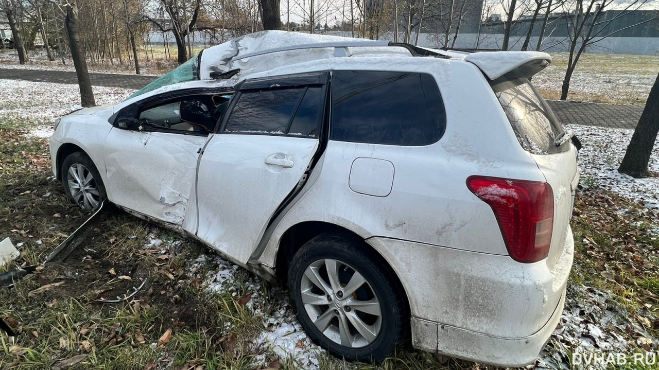 Врезался в столб водитель Fielder на Ангарской (ФОТО) — Новости Хабаровска