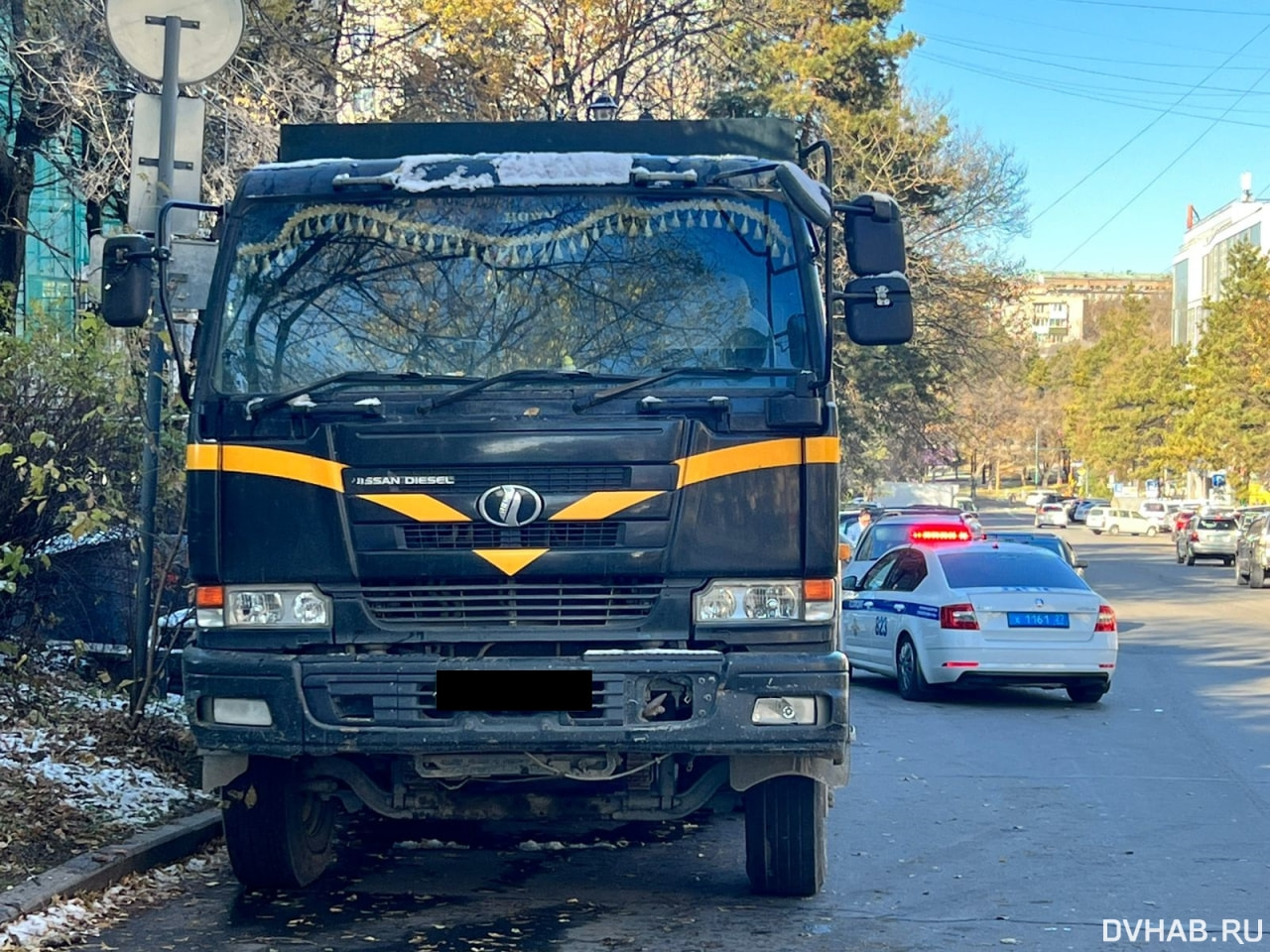 Скользкие улицы: четыре машины повредил грузовик у здания суда (ФОТО) —  Новости Хабаровска