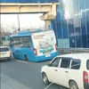 В пригороде Владивостока у пассажирского автобуса на ходу отлетело колесо