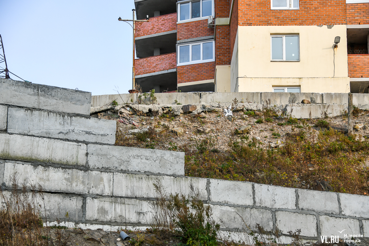 Во Владивостоке сползающий косогор у дома № 2а по улице Кипарисовой  огородили бетонными блоками – Новости Владивостока на VL.ru