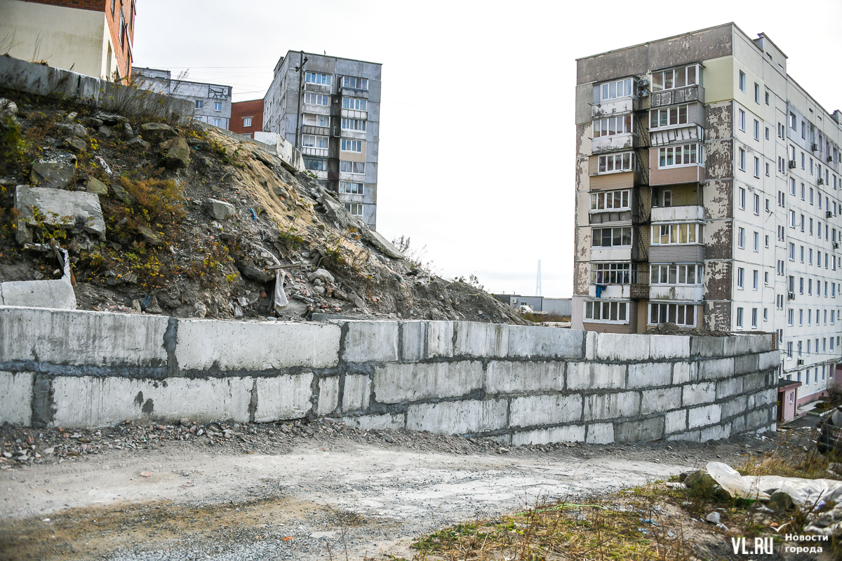 Во Владивостоке сползающий косогор у дома № 2а по улице Кипарисовой  огородили бетонными блоками – Новости Владивостока на VL.ru