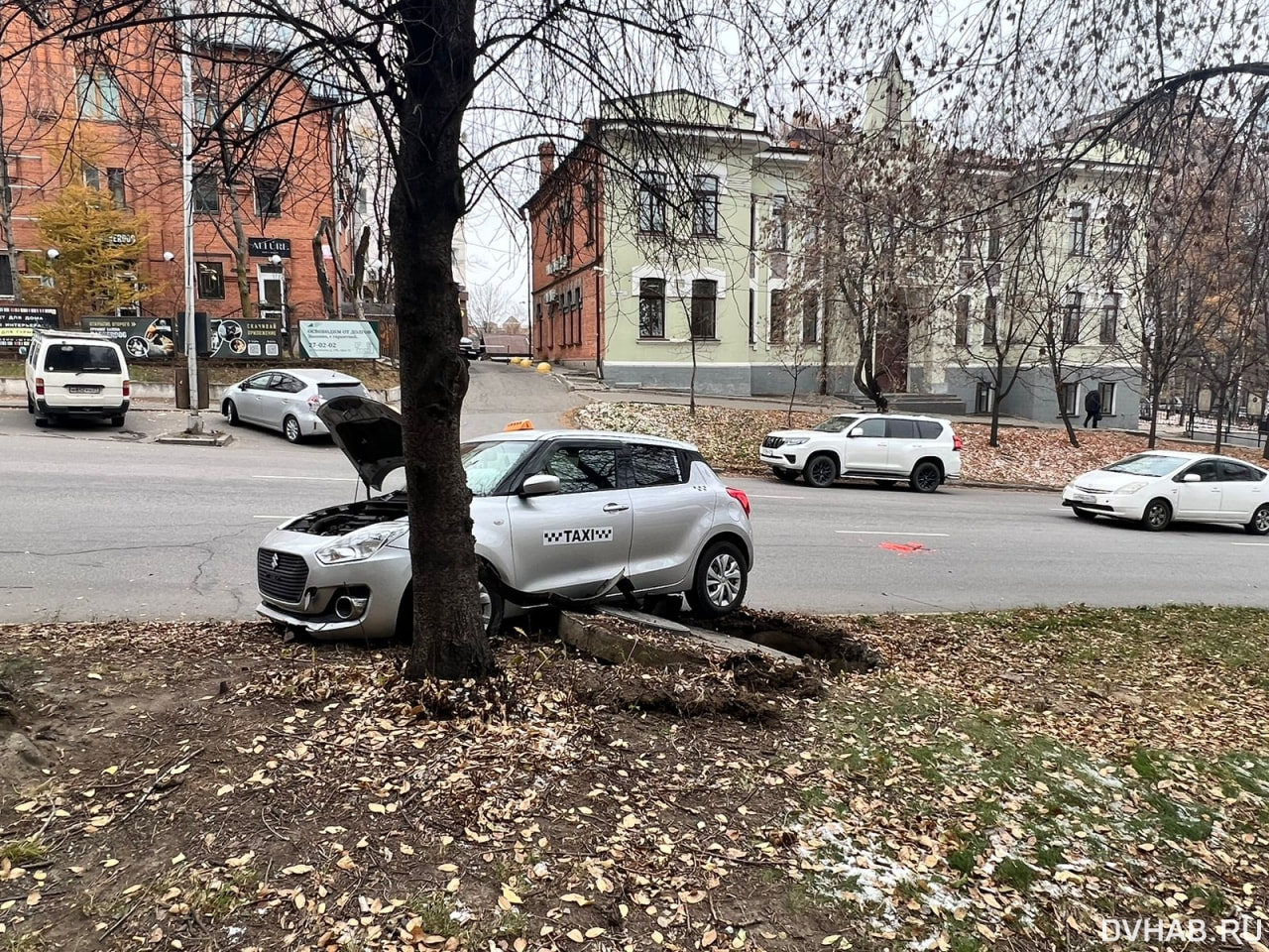 Таксистка и хабаровчанин на Cefiro устроили бесконтактное ДТП на Калинина  (ФОТО) — Новости Хабаровска