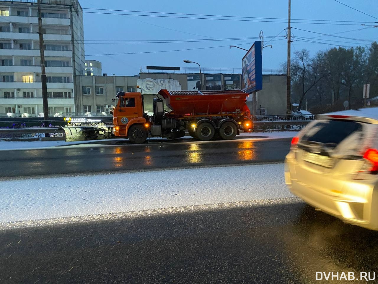 Пробки и дорогое такси: снег парализовал движение в Хабаровске (ФОТО) —  Новости Хабаровска