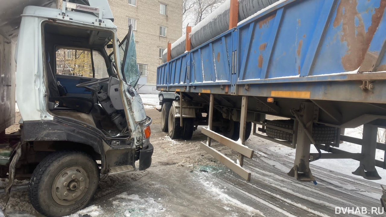 Гололед стал причиной столкновения КамАЗа и Hino на Узловой (ФОТО) —  Новости Хабаровска