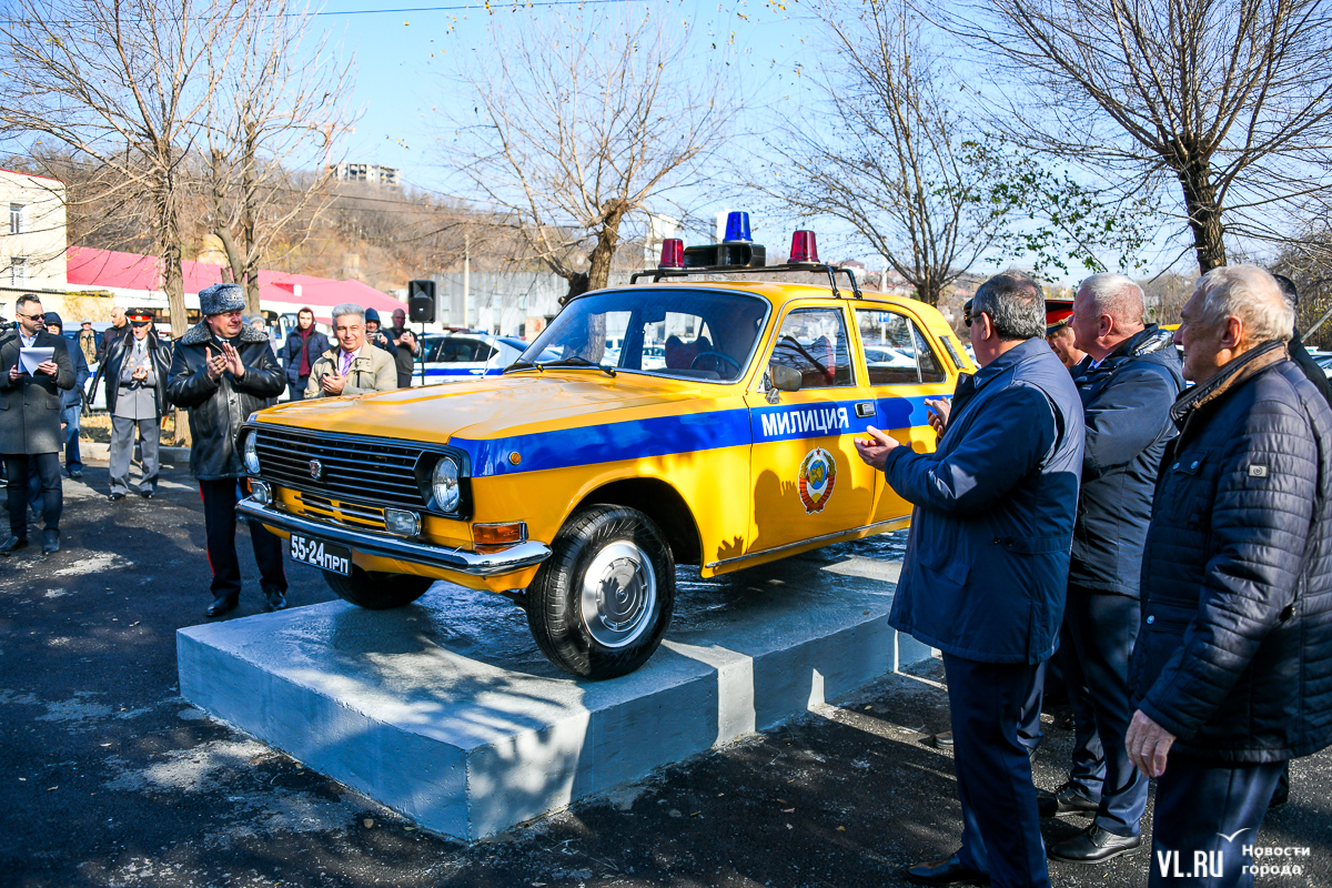 Памятник жёлто-синей «Волге» появился на территории ГИБДД на Заре (ФОТО) –  Новости Владивостока на VL.ru