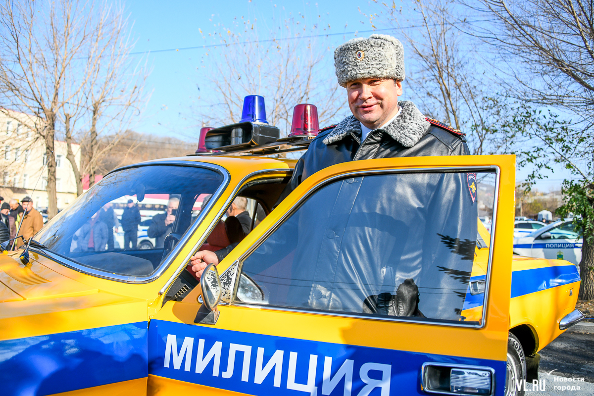 Памятник жёлто-синей «Волге» появился на территории ГИБДД на Заре (ФОТО) –  Новости Владивостока на VL.ru