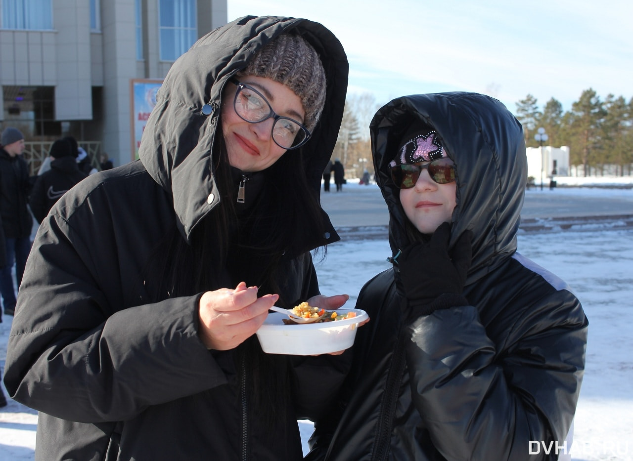 Под патриотичные лозунги кормили пловом комсомольчан в День народного  единства (ФОТО; ВИДЕО) — Новости Хабаровска