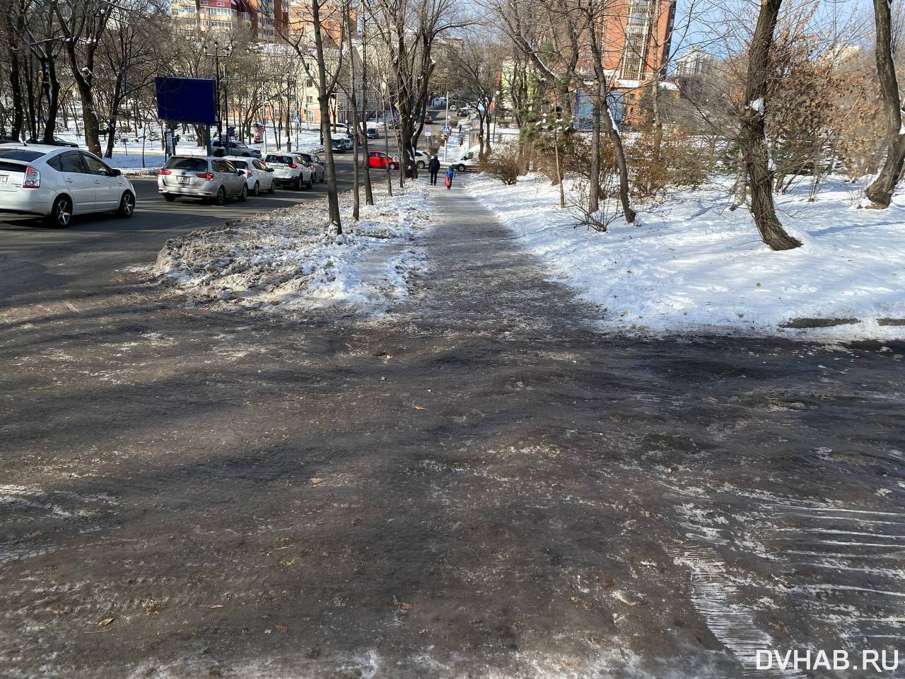 На не очищенных ото льда тротуарах падают хабаровчане (ФОТО) — Новости  Хабаровска