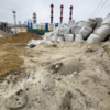 Песко-соляную смесь изготавливают на базах на Снеговой и на Коммунаров. На фото – пескобаза на Снеговой, 41 — newsvl.ru