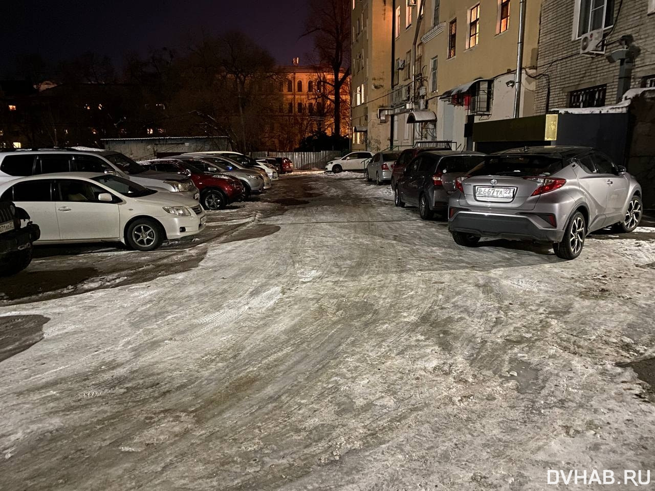 Устали падать: от гололеда очистили двор жители дома на Петра Комарова  (ФОТО) — Новости Хабаровска