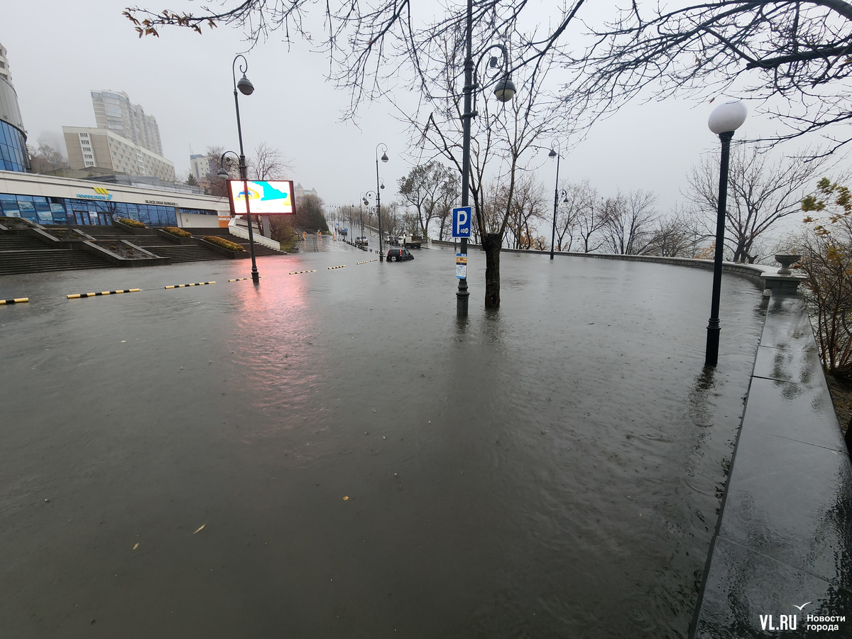 Вместо снегопада – потоп: во Владивостоке затопило дороги, утонули машины  (ФОТО; ВИДЕО) – Новости Владивостока на VL.ru