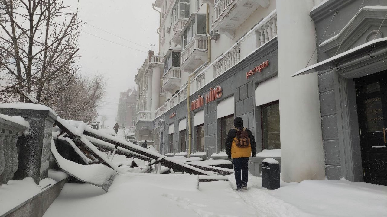 Крыша обвалилась на Тургенева из-за сильного ветра (ФОТО) — Новости  Хабаровска