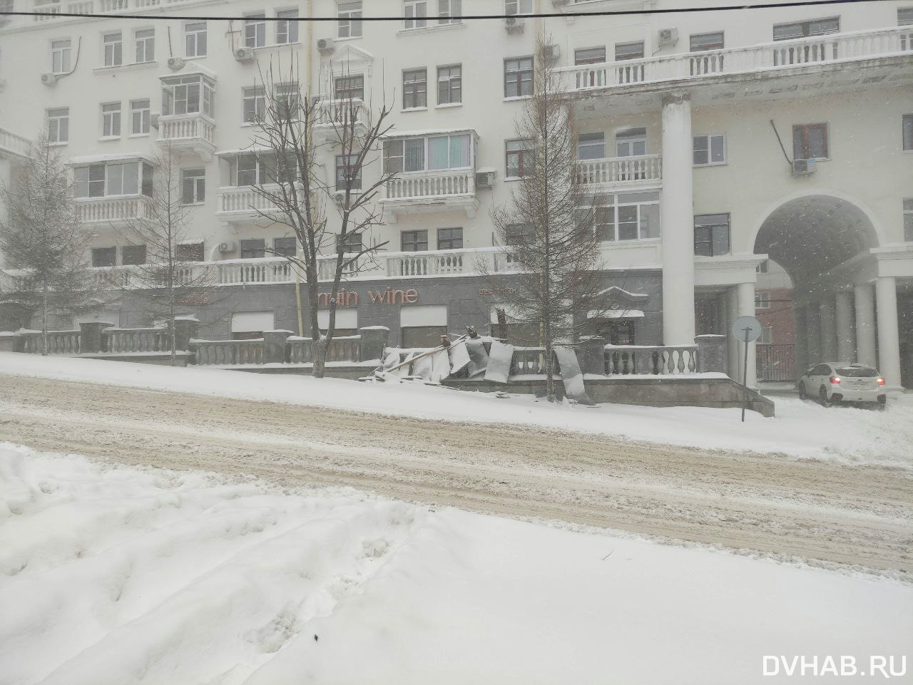 Крыша обвалилась на Тургенева из-за сильного ветра (ФОТО) — Новости  Хабаровска