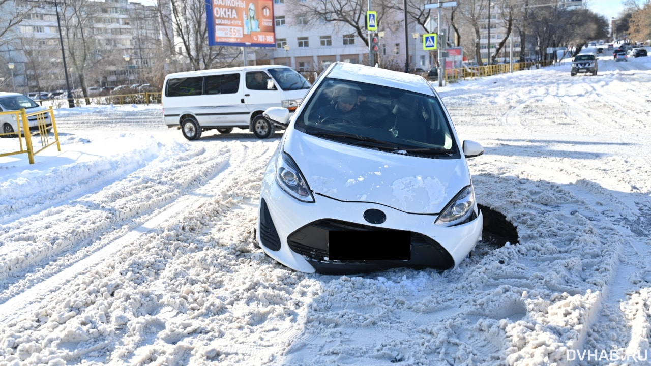 Такси провалилось в громадную дыру на свежеотремонтированной Гамарника  (ФОТО; ВИДЕО; ОБНОВЛЕНИЕ) — Новости Хабаровска