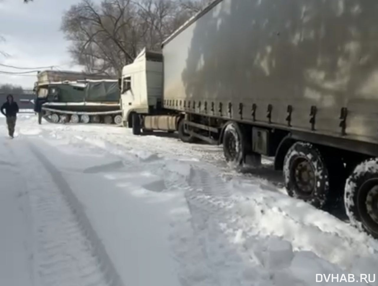 Фуру из снега вытащили хабаровчане при помощи вездехода (ФОТО; ВИДЕО) —  Новости Хабаровска