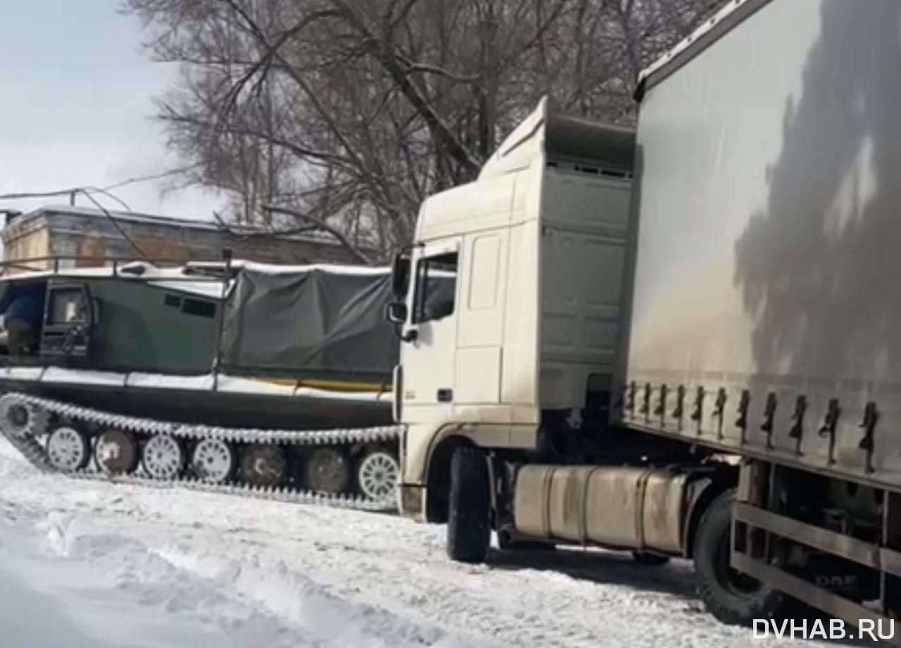 Фуру из снега вытащили хабаровчане при помощи вездехода (ФОТО; ВИДЕО) —  Новости Хабаровска