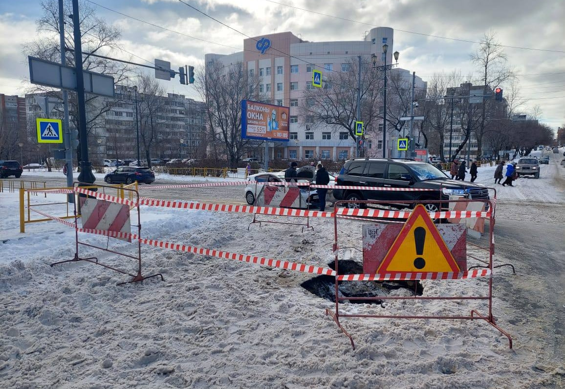 Такси провалилось в громадную дыру на свежеотремонтированной Гамарника  (ФОТО; ВИДЕО; ОБНОВЛЕНИЕ) — Новости Хабаровска