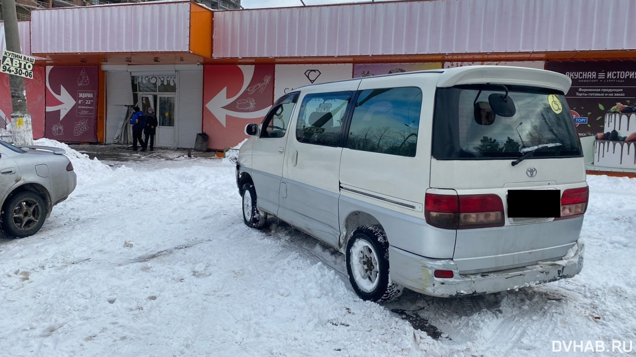 Пьяный водитель протаранил дверь магазина на Рокоссовского (ФОТО) — Новости  Хабаровска