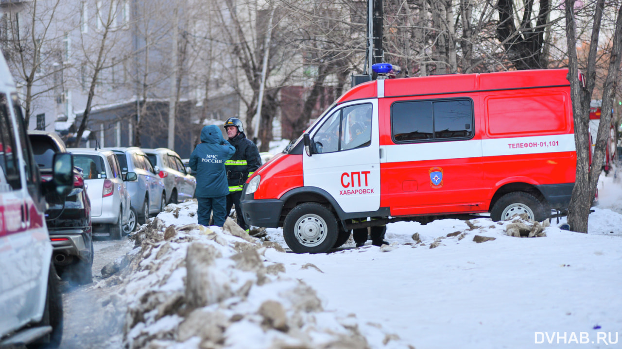 Заброшенный барак горел ночью на Трехгорной — Новости Хабаровска