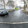 Бордюр рядом с выездом заниженный, никаких ограничителей для машин нет, поэтому на новом тротуаре уже паркуются машины — newsvl.ru