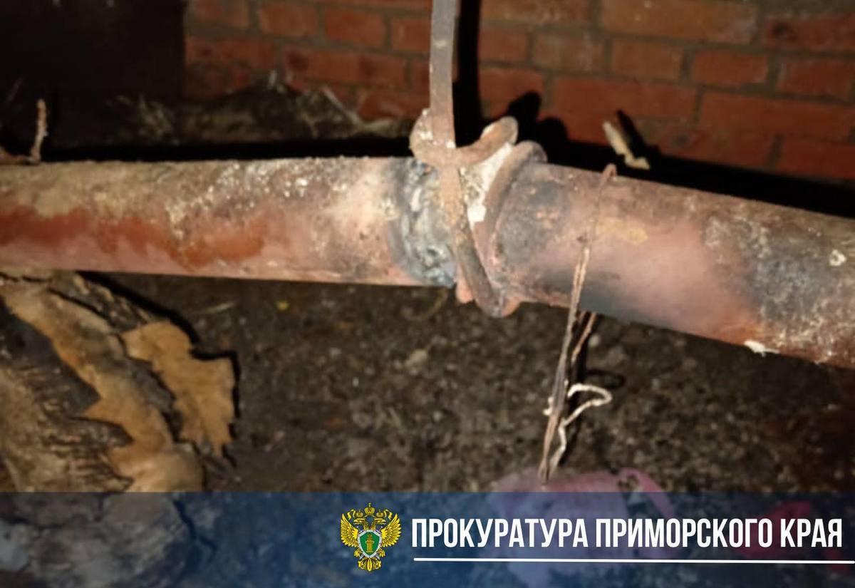 На чердаке дома на Луговой прорвало трубу с горячей водой — затопило  квартиры до первых этажей (ВИДЕО) – Новости Владивостока на VL.ru