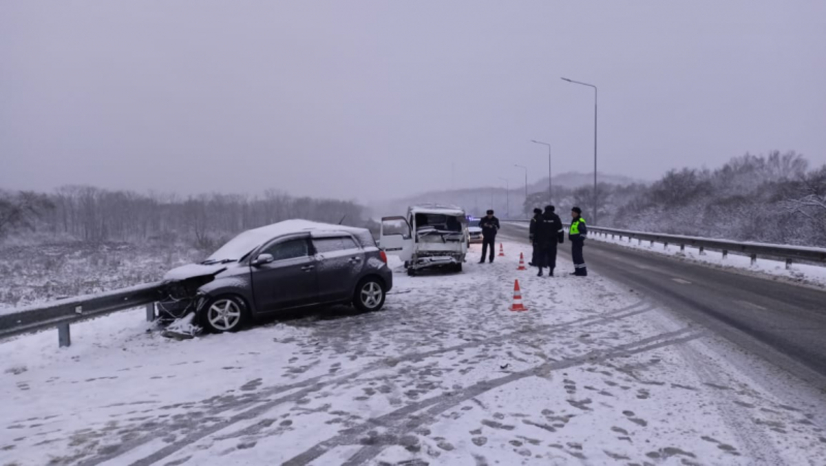 В ДТП на заснеженной дороге в Приморье погиб человек и двое получили травмы  – Новости Владивостока на VL.ru