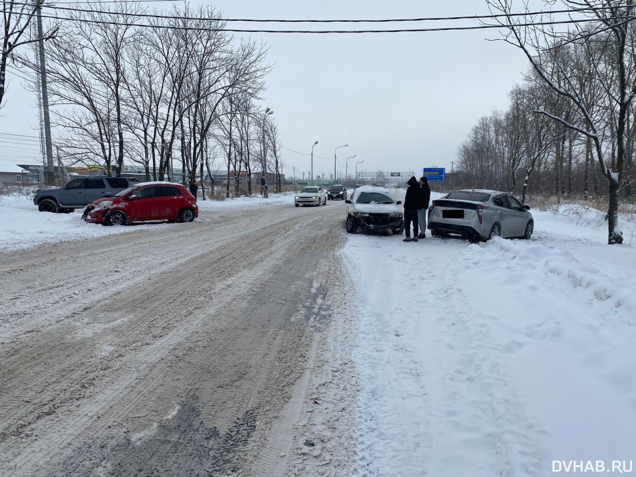 Сложная ситуация: Vitz, Corolla и Prius столкнулись на Горького (ФОТО) —  Новости Хабаровска