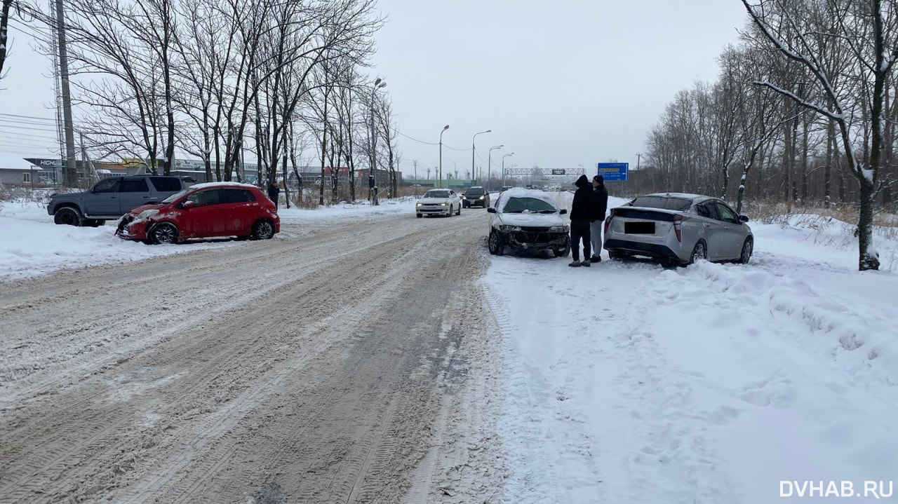 Сложная ситуация: Vitz, Corolla и Prius столкнулись на Горького (ФОТО) —  Новости Хабаровска