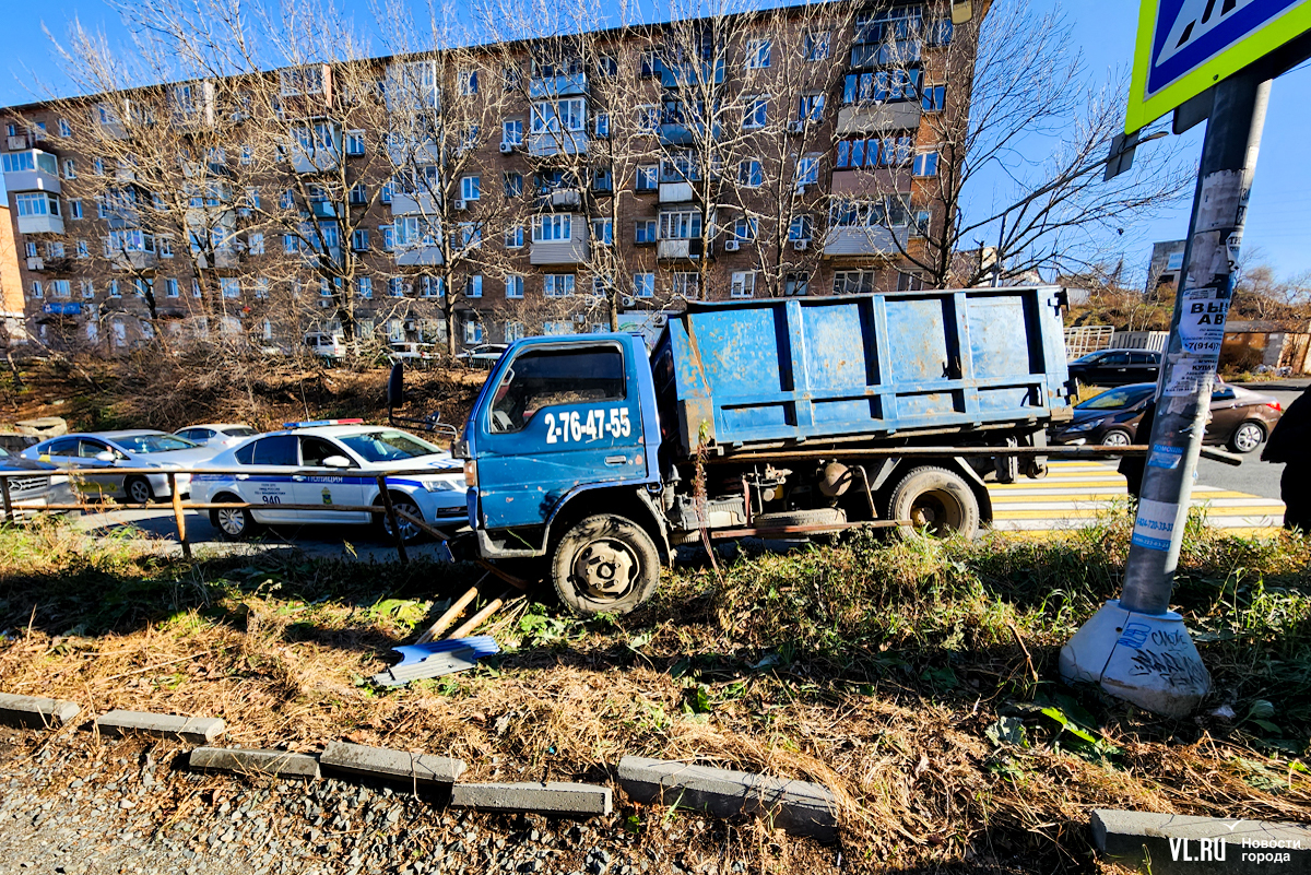 Во Владивостоке кабину грузовика насквозь проткнуло леерами, которые  городские власти обещали убрать (ФОТО; ВИДЕО) – Новости Владивостока на  VL.ru